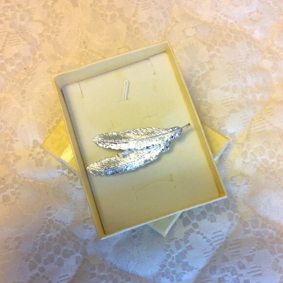 Vintage Gerry's Feather Leaf Silver Tone Brooch Timeless Vtg Pin Jewelry - Picture 9 of 9